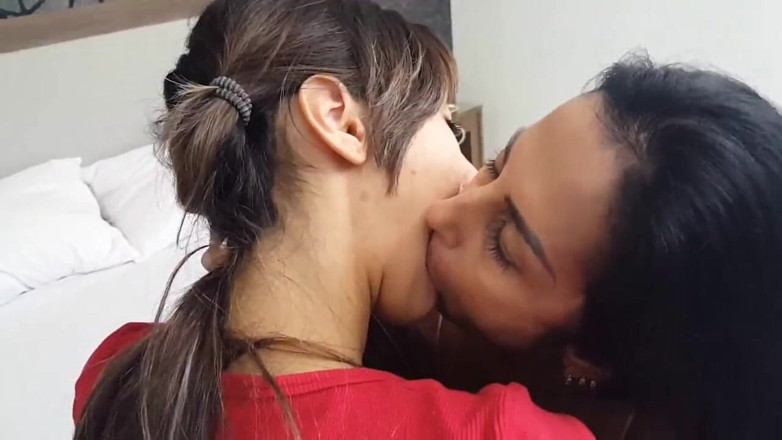FetishKing: Caliente lesbiana sexy besa milf vs jovencita