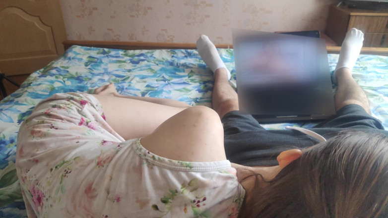 Sasha Green: Masturbiert und lutscht schwanz zum stiefbrud, beim porno gucken