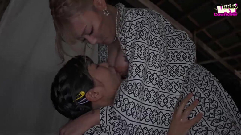 Studio JAV Launcher: Si cantik rambut pirang dan rambut gelap berbagi gairah liar...