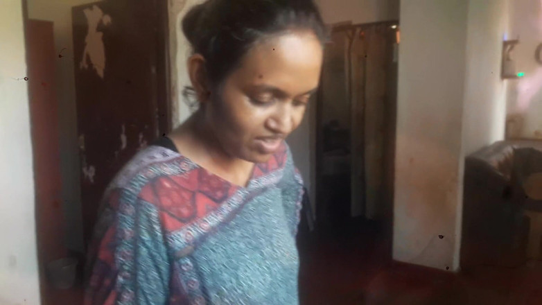 Tina Baby: khaana banaate samay grihini ko chodna