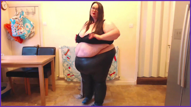 SSBBWLadyBrads: Толстая жиробасина в тугих кожаных штанах, показ мод