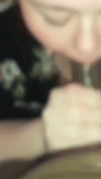À genoux, je suce une grosse bite noire en me baisant la bouche