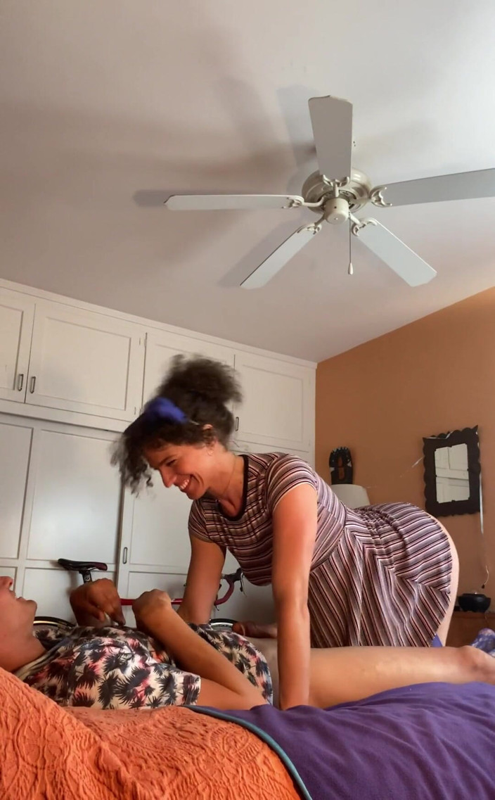 VibeWithMommy: 친구들과 밤을 마치고 집에 돌아온 발정난 엄마. 딱딱하지는 않지만 정품