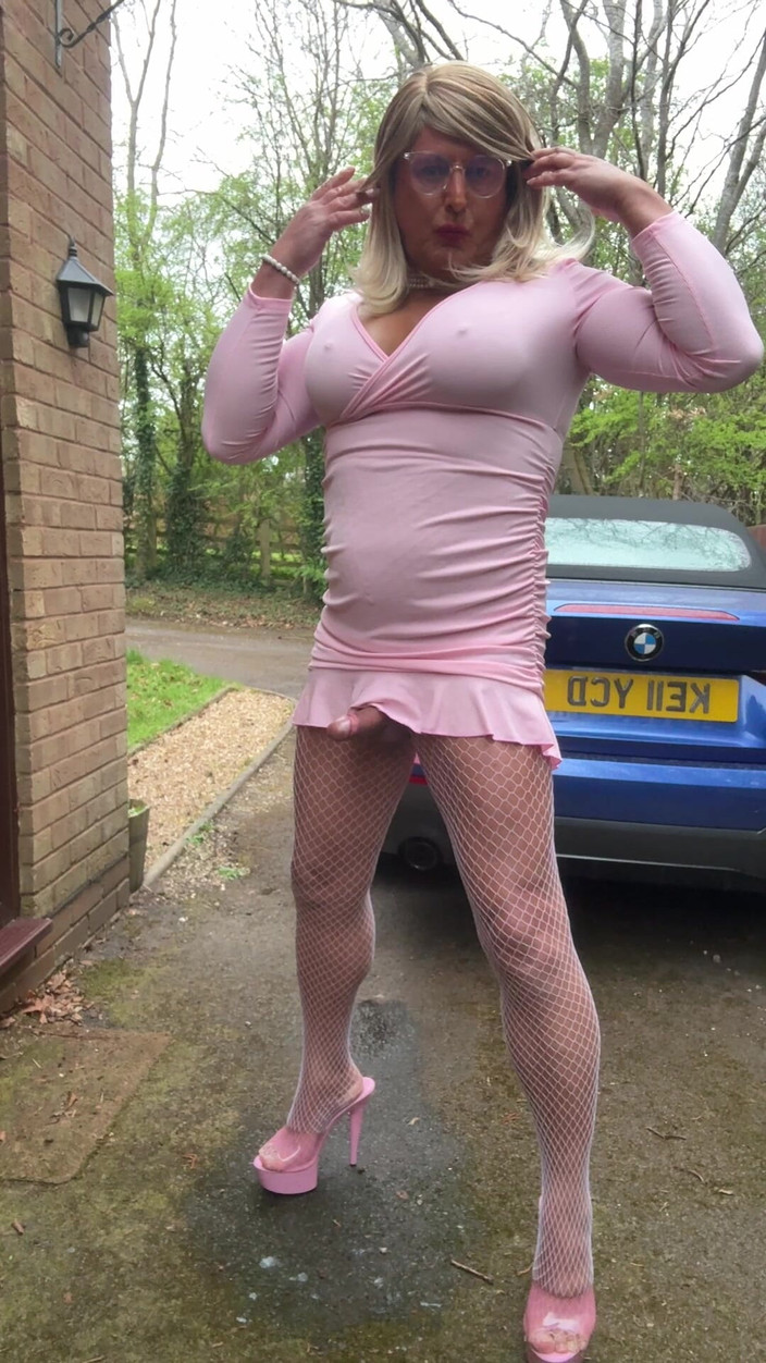 Kellycd2022: Sexy Crossdresser Kellycd2022 v růžových šatech a bílých síťovaných punčochách