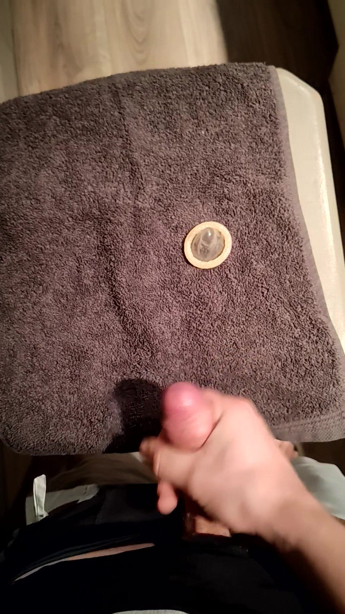 LcDream: Con cặc nhỏ xuất tinh trên ghế quầy bar trong...