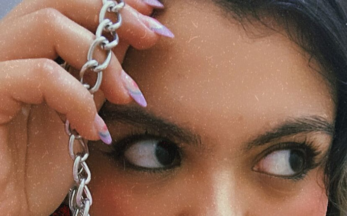 Ayumi Glows: Uwielbia być sub