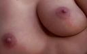 Gazongas: Une belle nana à forte poitrine chevauche une grosse bite à l&amp;#039;extérieur
