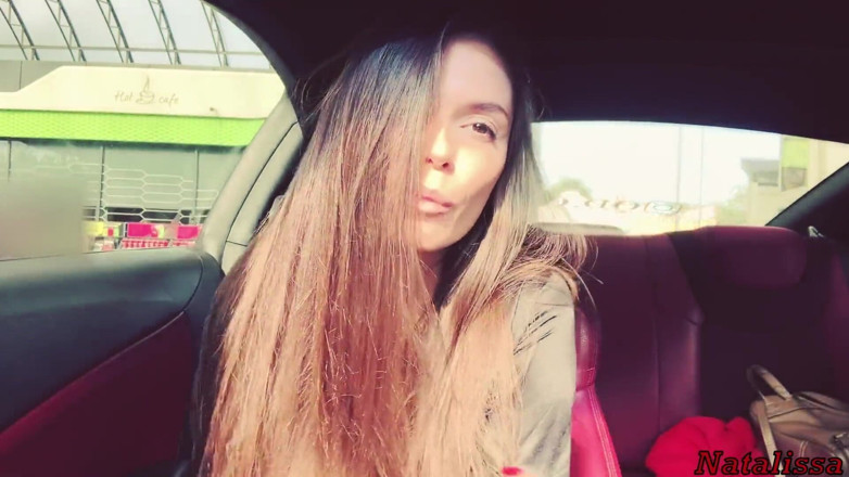 Natalissa: Schlampiger blowjob und kehlenfick im auto