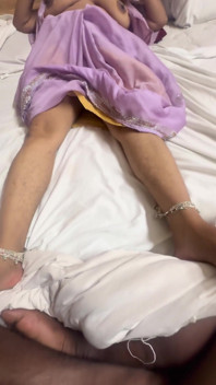 継母が家にいるとき、父が休暇で部屋の外にいるとき