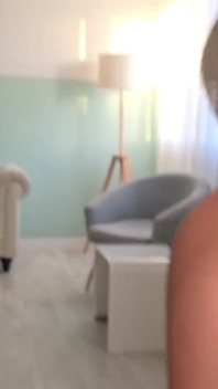 Vecina mea excitată mă vizitează când soțul ei merge într-o călătorie și mă roagă să o fut tare
