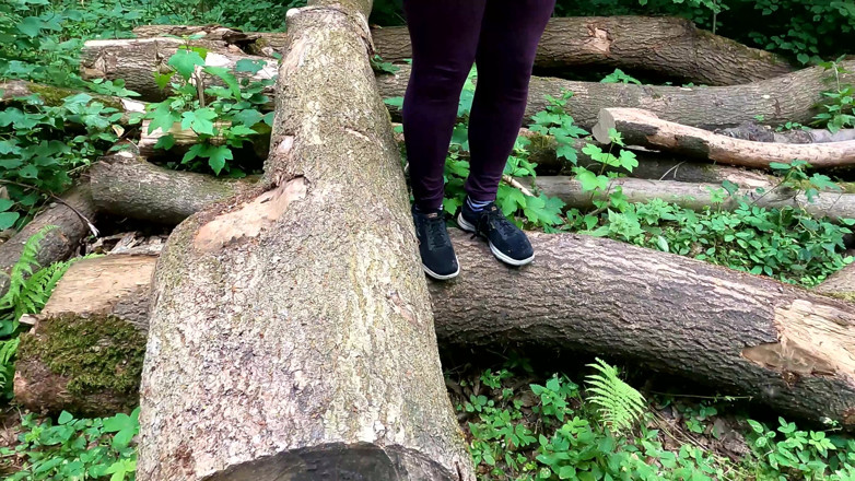 Bouncy Tits Action: Op haar naakte vagina slaan in het bos