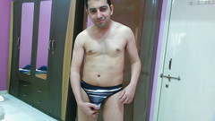 Cute & Nude Crossdresser: Quente garoto nu experimentando sua nova tanga impressa sexy multicolorida.