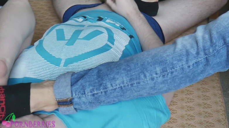 Ethan Alex: Un intenso footjob dai jeans di un ragazzo sudato