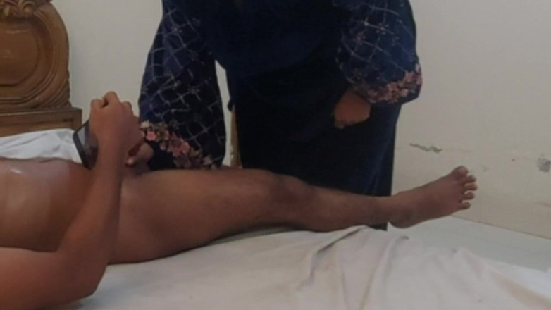 Your Boy's Cum: 当她的丈夫不在家时，埃及热辣熟女继母在继子的床上操她的前男友