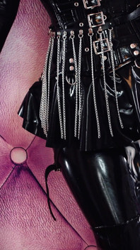 Taquine gode ceinture en latex - Arya Grander - MILF fétiche en caoutchouc brillant avec un gros gode - maîtresse pin up