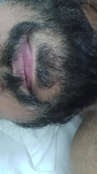 Indiano papai deitado na cama provocando e posando para você