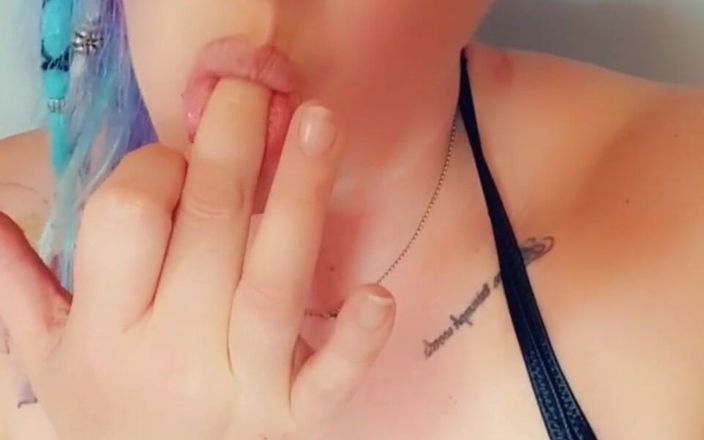 Livie Blainn: Kendi meme uçlarımı yalıyorum