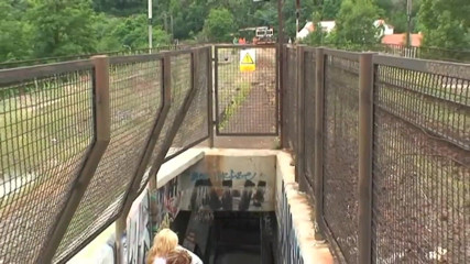 East Public: Šuká blonďatou dívku a stříká do pusy poblíž vlakových kolejí
