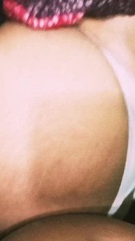 Die geile MILF hatte ihren Arsch sodomisiert und aufgerissen, so dass sie eine unglaubliche anale Öffnung hatte.