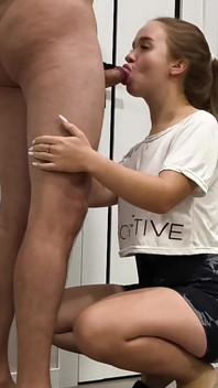 Schattige Blondine Met Groene Ogen Krijgt Een Lading in Het Gezicht