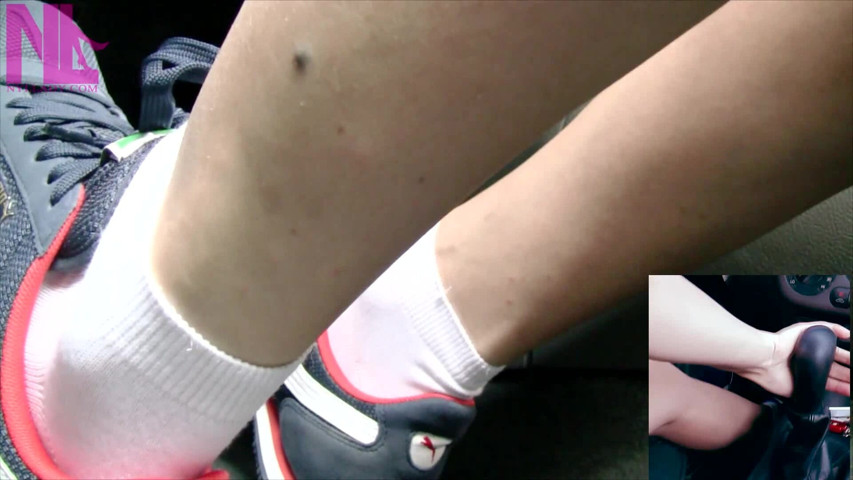 Guida e pedala con scarpe da ginnastica Nike blu e calzini bianchi (Nyllady) Driving and Pedal Pumping in Blue Nike Sneakers and White Socks (Nyllady)