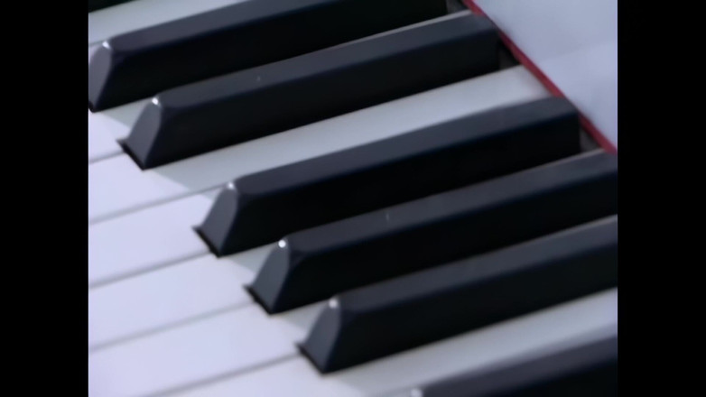 RATATATA!: Mladá a atraktivní studentka klavíru tvrdě šukána zralým mužem