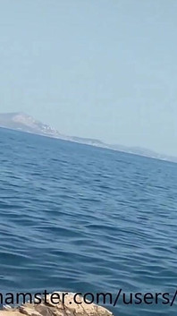 Summer manzaranın tadını çıkarıyor ve yumuşak penisi okşuyor