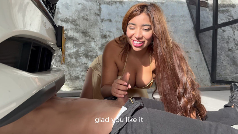 Zack whiter: Büyük memeli ateşli esmer ıslak amcığını büyük bir yarakla siktiriyor ve...