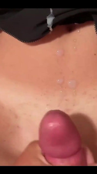 我正在和我老公打电话，当我下班的朋友开始操我的时候...这是一个非常饥渴的经历！Stavo Pa