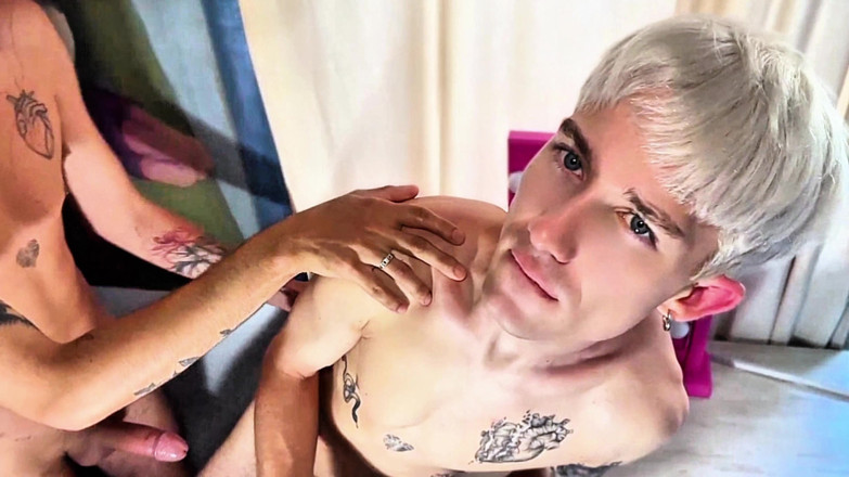 HangryAssActivDick: Futai twink și ejaculare pe față