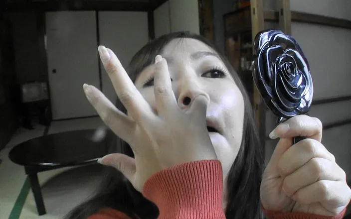 Fetis JP: Plumper milf digging her nose
