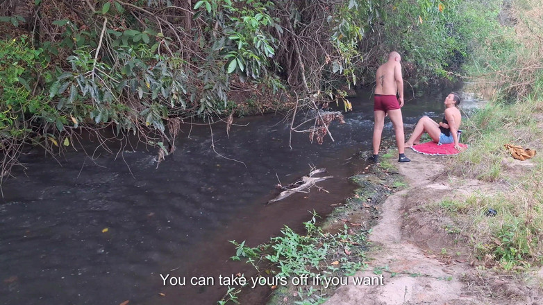 Gabi SweetCouplesStories: Ein Treffen zwischen fremden am Creek endet mit unerwartetem sex