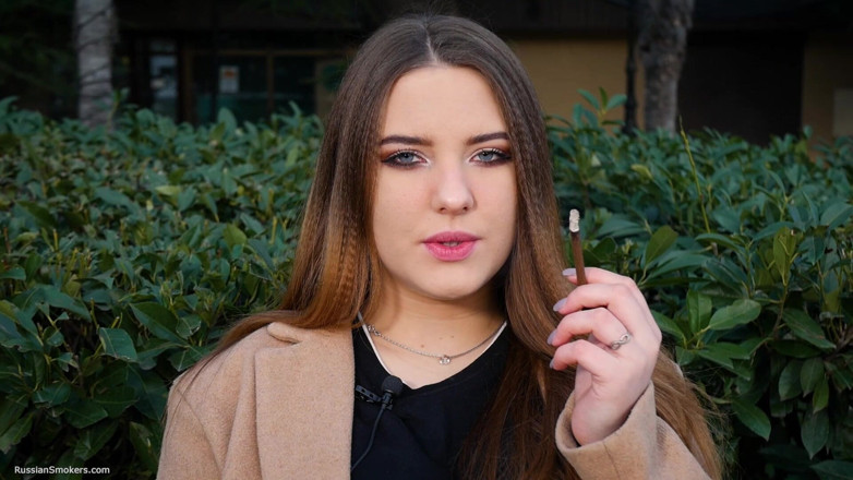 Russian Smokers: Ruská dívka tráví polední přestávku kouřením 1 cigs