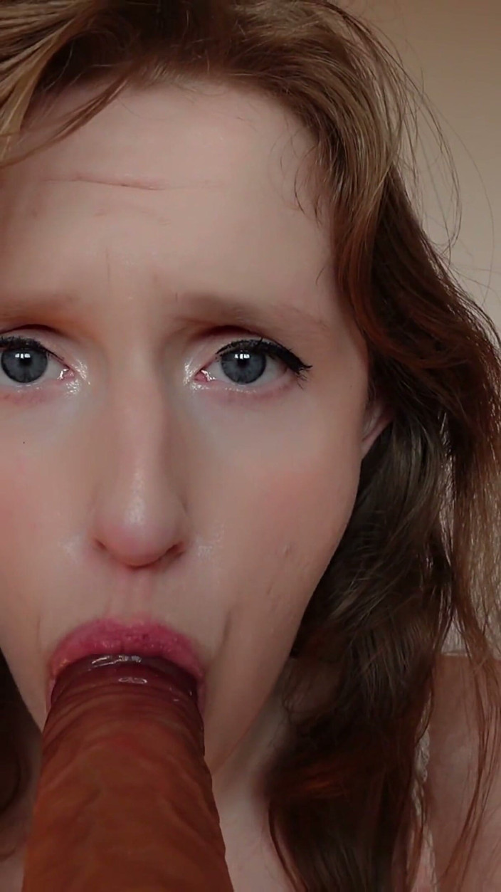 HotRedWildcat: Pijpen Op Een Dildo