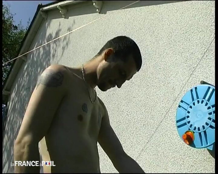 French Gonzo: パピは配管工を呼んでカルメンのセックスを強化する