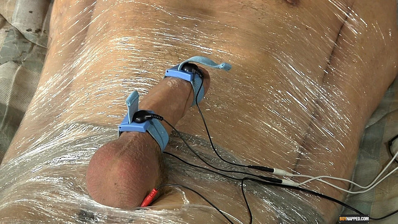 BoyNapped: Leo wird von Kenzie mumifiziert