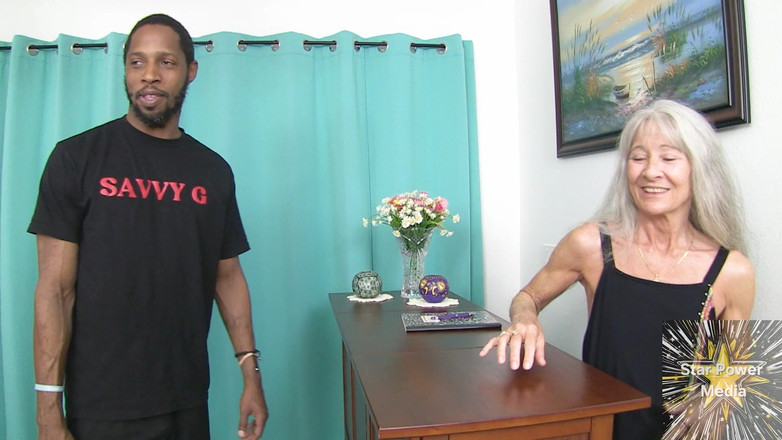 Savvy G: Hotel MILF Leilani Lei odpowiada na "ring for Sex" Bell - BBC...