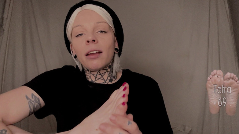 Tetra69: Tomboys lutschen mit schlampigen zehen