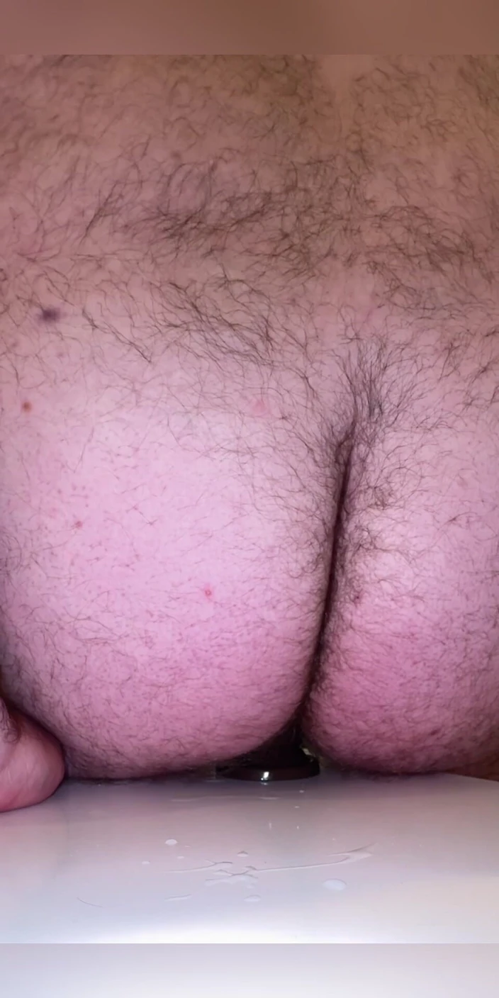 Anal Steve: Steve dubur menunggang dildo dengan tubuh penuhnya yang ditunjukkan mengambilnya...