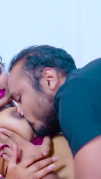 Desi Napalona Bihari Bhabhi zerżnięta przez dwóch braci w prawach w tym samym czasie (Pełny film)