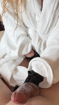 Seksi mayolu üvey annem penisimi şişmeye teşvik etti, ama bunu fark etti ve beni cezalandırdı...