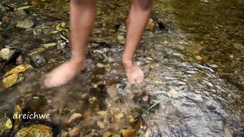 Dreichwe: Mandi kaki di sungai