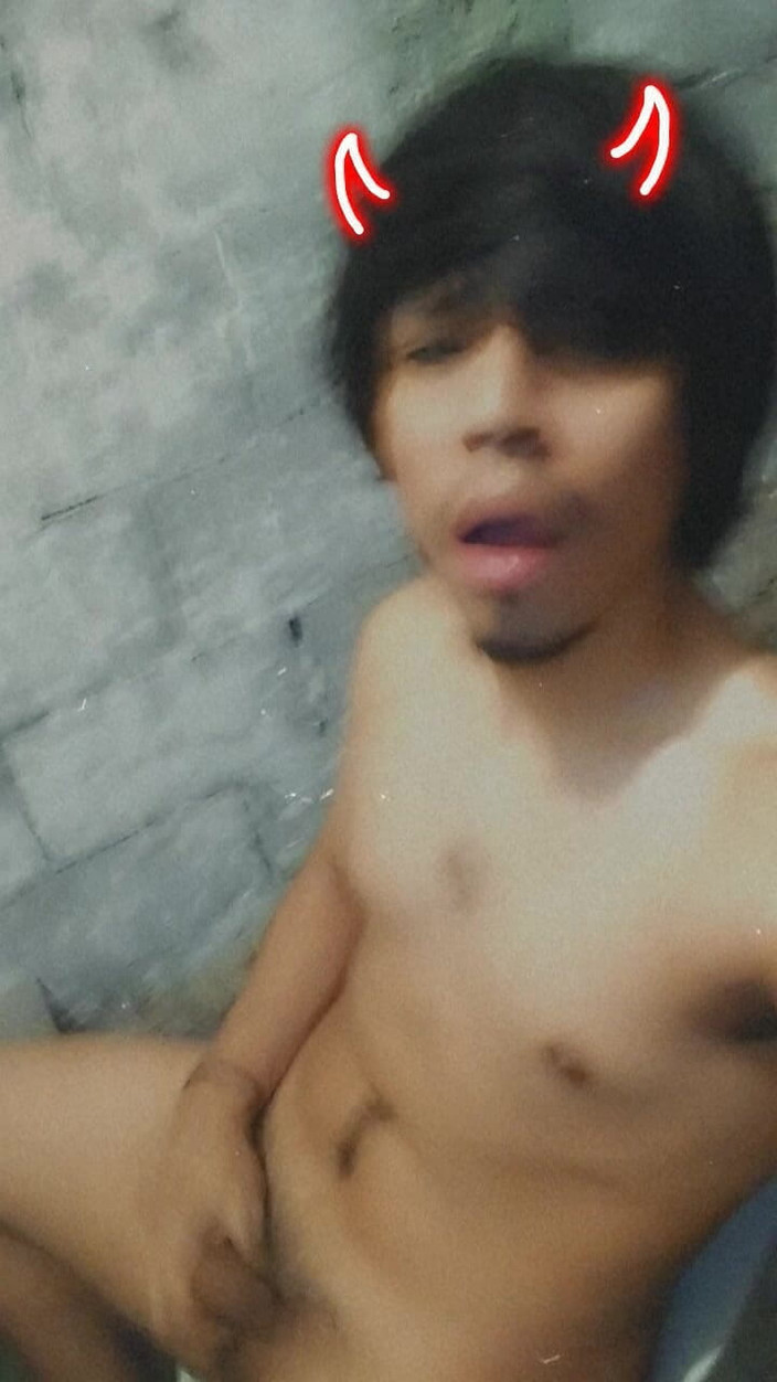 AlexAlejandro13: Un diable sexy dans les toilettes