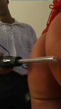 Blondes schätzchen demütigt bondage-peitsche