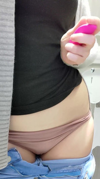 मैं बाथरूम में वाइब्रेटर पहनती हूं