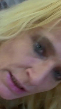 Sehr heiße und schöne blonde MILF mit kleinen titten und rasierter muschi lässt sich in verschiedenen positionen wild gefickt werden