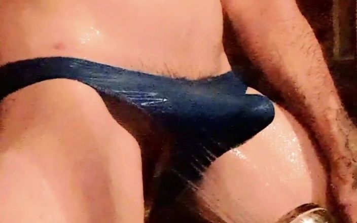 Madaussiehere: Sprcha v plavkách Wet Blue Speedo Type