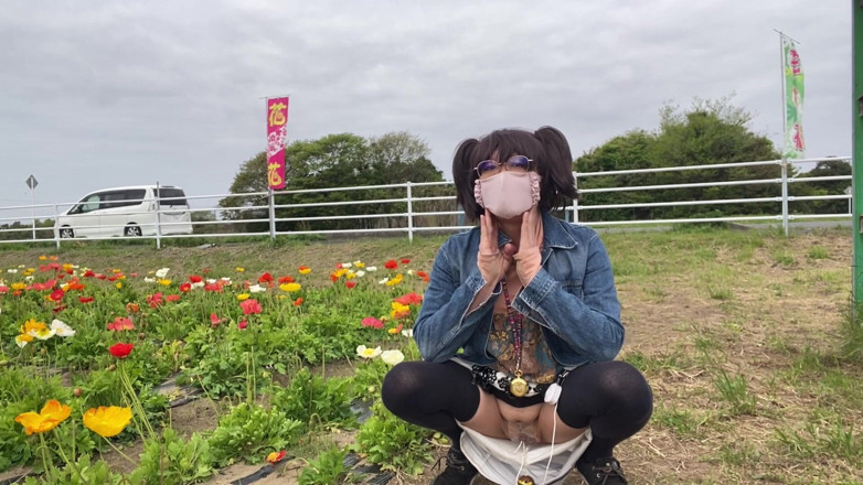 megu2002: No. 195 exponiendo mi coño en un campo de flores