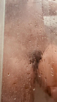 Une fille en train de prendre une douche exhibe sa chatte poilue