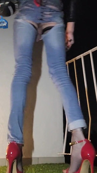 在向路人展示时操我的jean被撕裂的巨乳